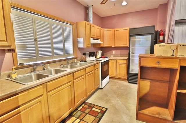 7374 W 51st St, Tulsa, OK 74107